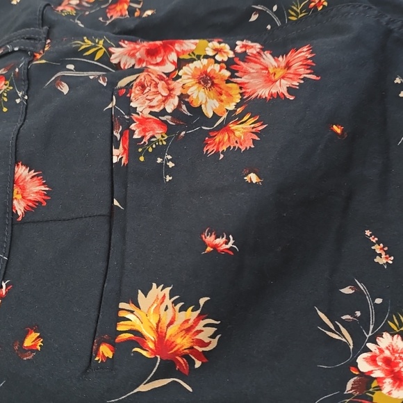 NWOT Torrid Navy Floral Shorts Size 22 - Picture 3 of 5